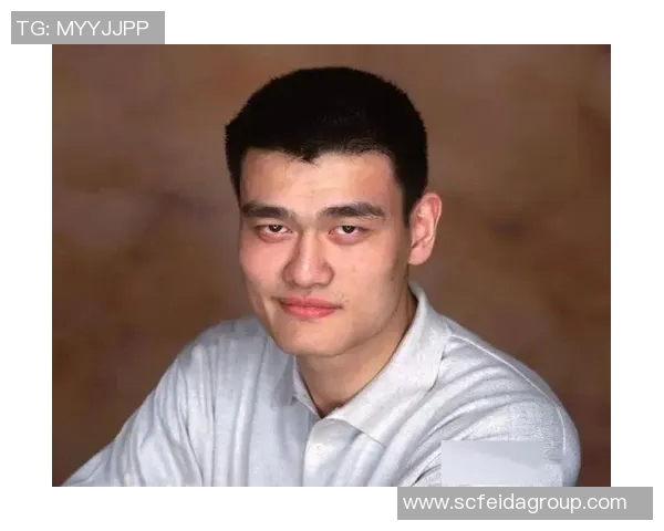 姚明佩戴墨镜展现时尚风采引发网友热议与篮球巨星形象的完美结合