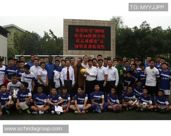 足球明星与中国粉丝亲密合影展现友谊与热情的精彩瞬间 足球明星与中国粉丝亲密合影展现友谊与热情的精彩瞬间