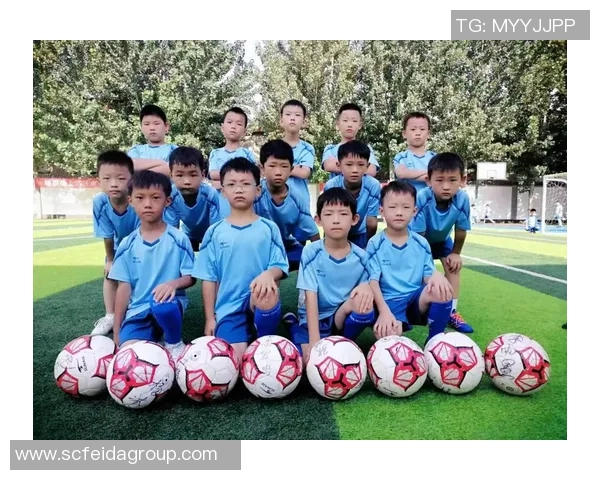 足球明星亲自为孩子签名传递梦想与希望的温暖瞬间 足球明星亲自为孩子签名传递梦想与希望的温暖瞬间